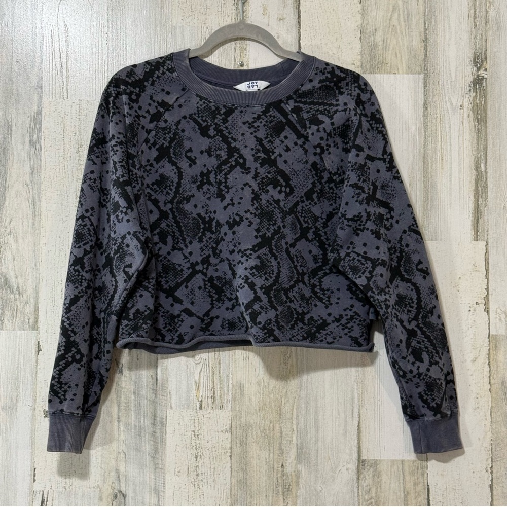 JoyLab Gray Snake Print Distressed Crop Lightweight Crew Sweatshirt
